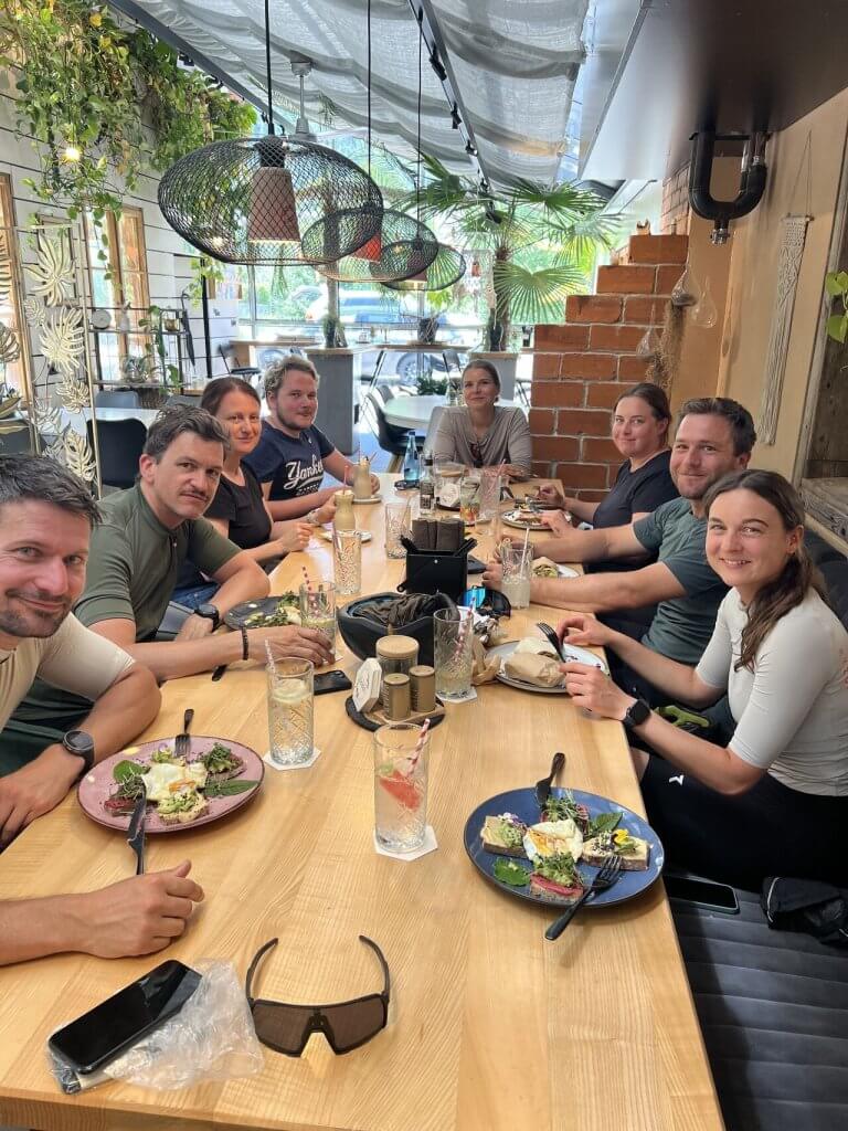 Gemütlicher Austausch bei Kaffee und Kuchen – KLIXPERT.io Team Ride 2025
