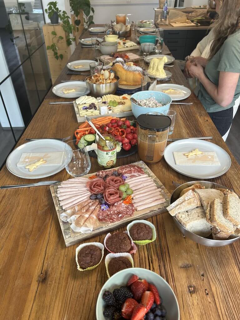 Ein Tisch voller Lieblingsspeisen und Platz für gute Gespräche.