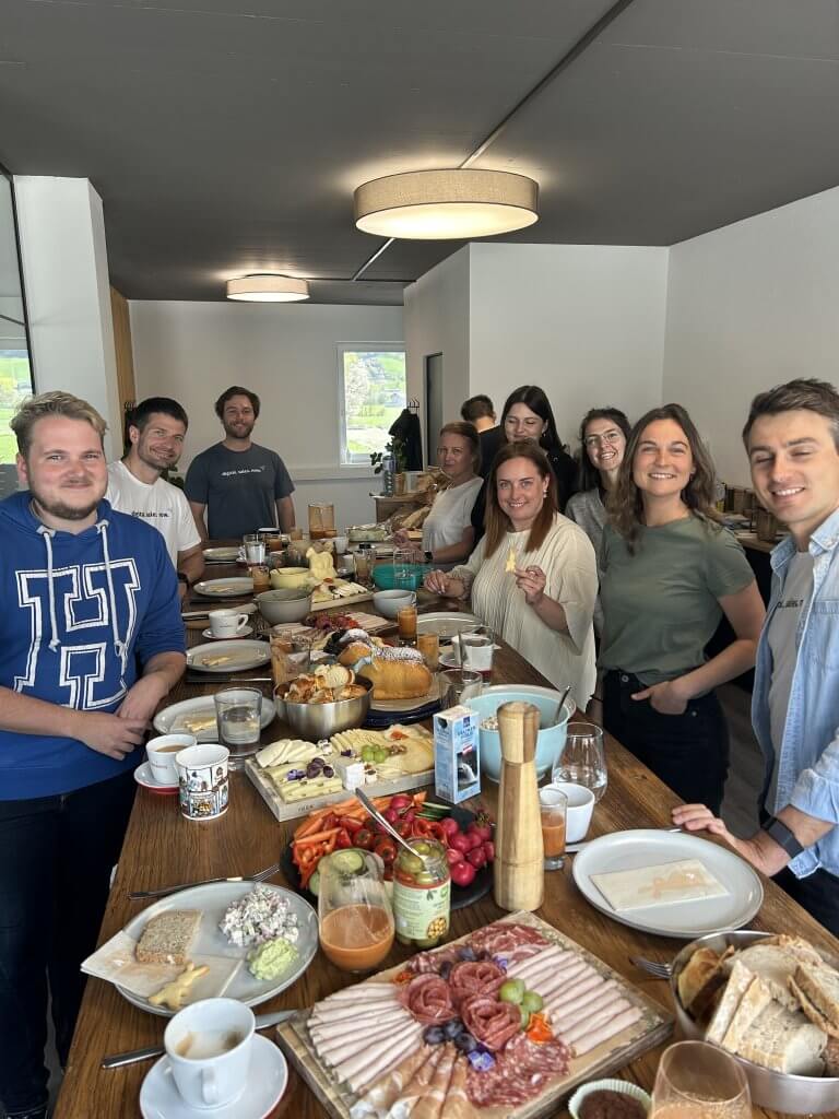 Feste feiern bei KLIXPERT.io: Zusammen brunchen, lachen und wachsen
