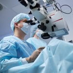 Augenchirurgen bei einer Operation