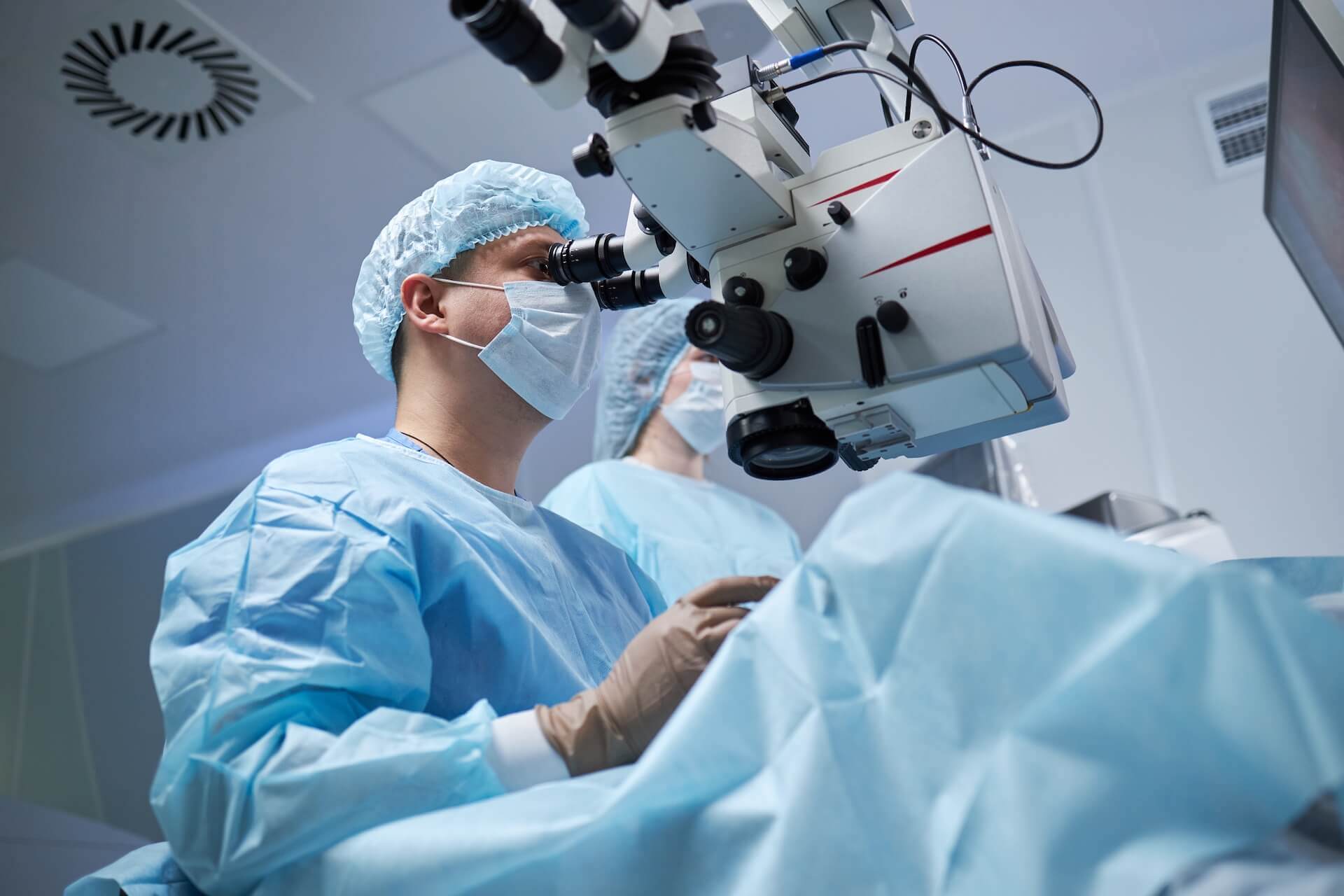 Warum exzellente Augenchirurgie 2026 nicht mehr für volle Terminkalender reicht