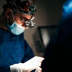 Refraktiver Chirurg bei der Arbeit