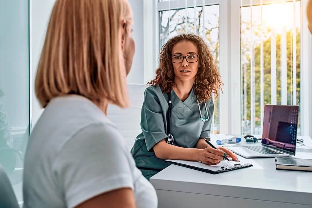 Patientin bei Erstgespräch in Augenarztpraxis