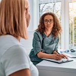 Patientin bei Erstgespräch in Augenarztpraxis