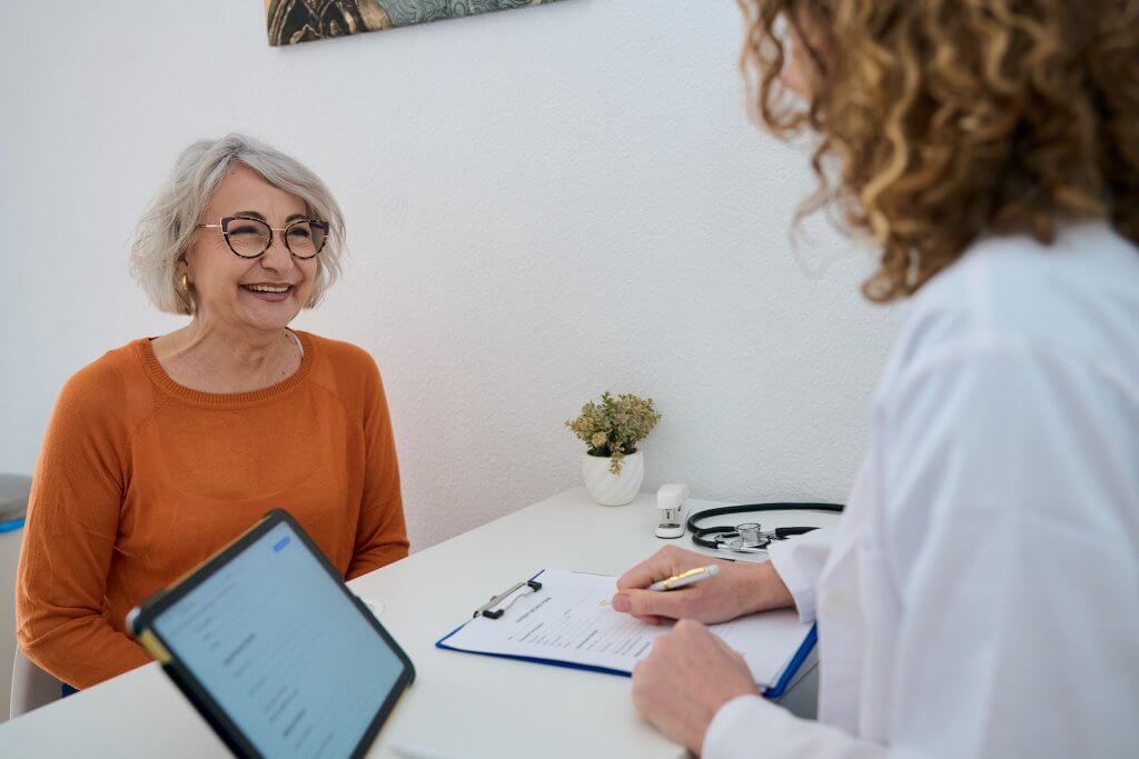 Beratungsgespräch zwischen Augenärztin und Patientin