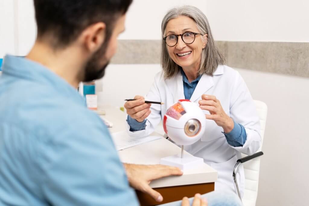 Beratungsgespräch zwischen Augenärztin und potenziellem Patienten