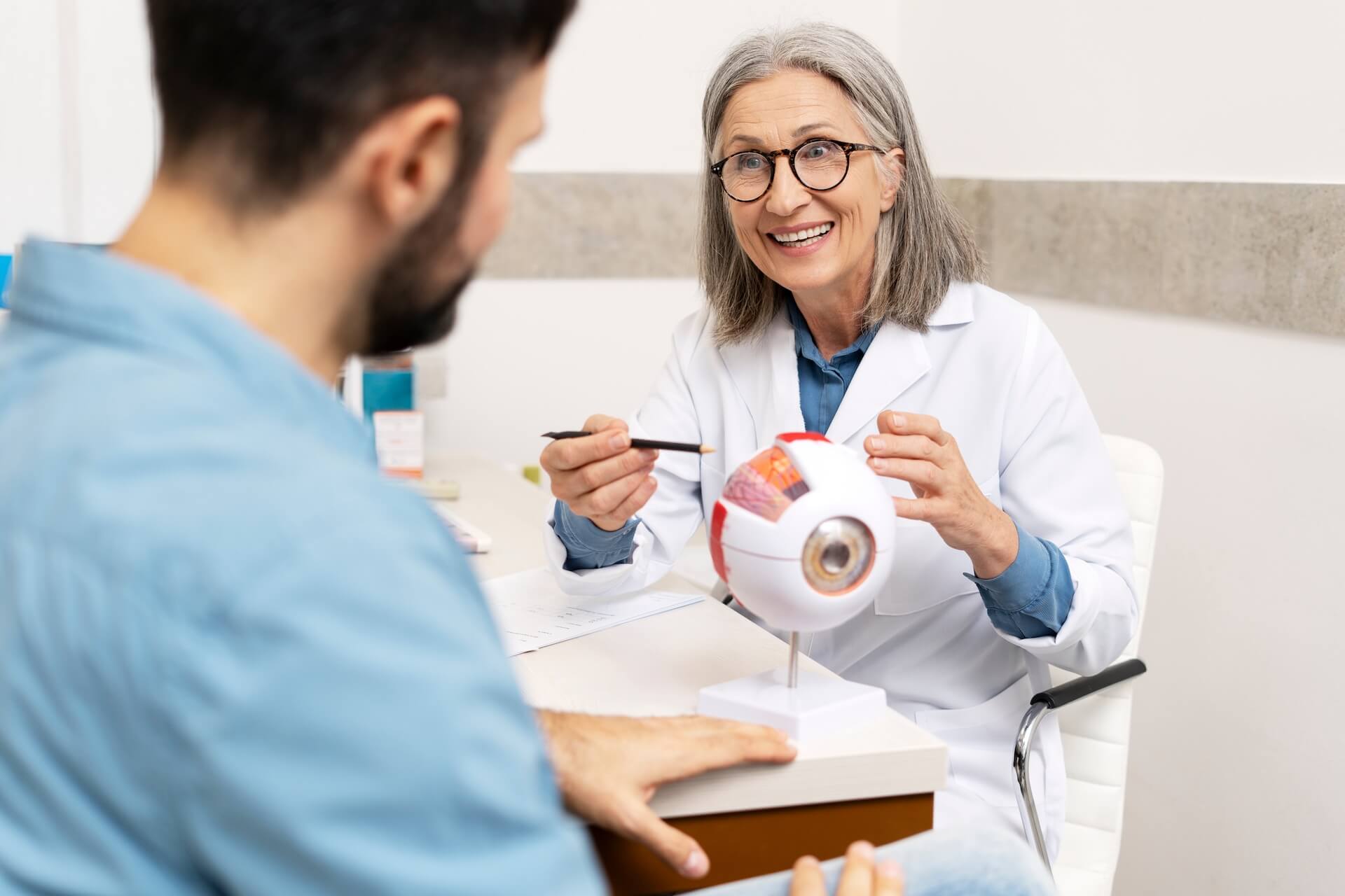 Beratungsgespräch zwischen Augenärztin und potenziellem Patienten