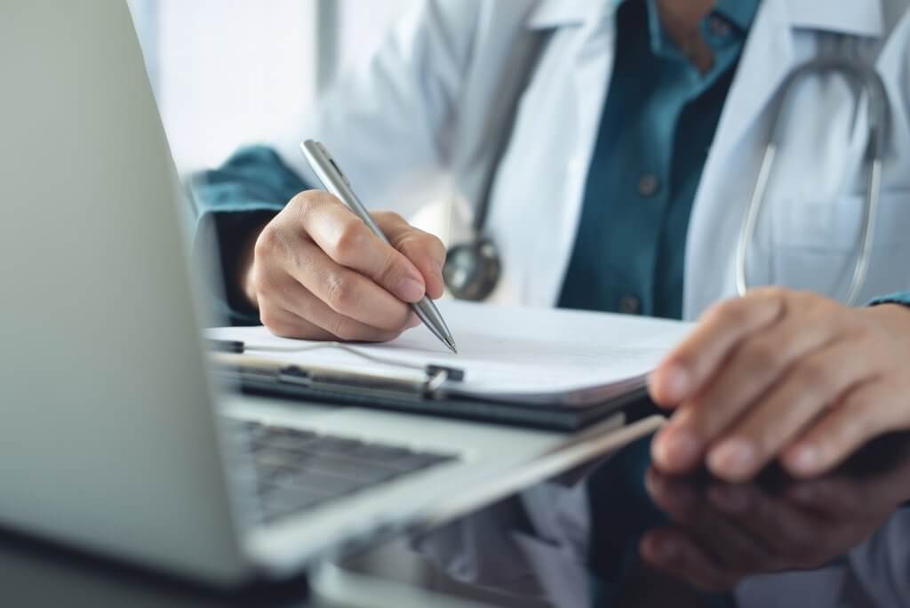 Augenarzt prüft Finanzen