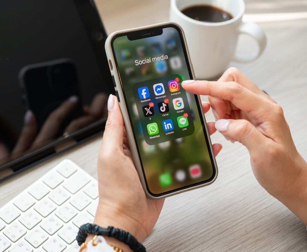 Diverse Social Media Apps auf Smartphone