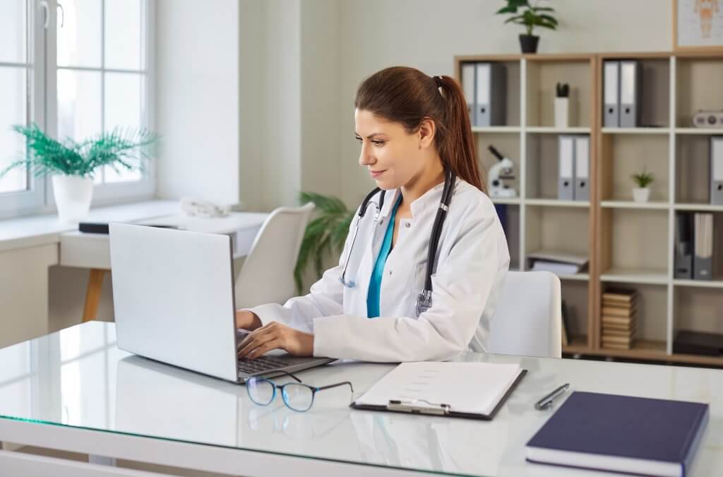 Augenärztin schaut am Laptop ihre Website an